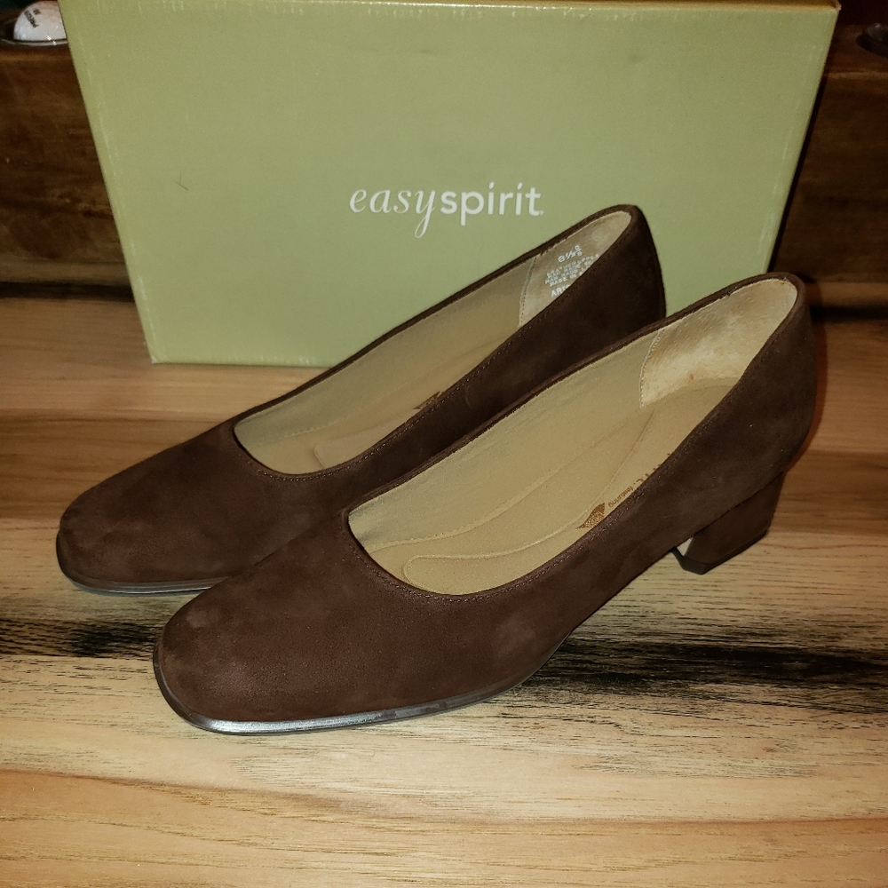 Easy Spirit SZ 8.5 D.  Geniune Suede EUC
